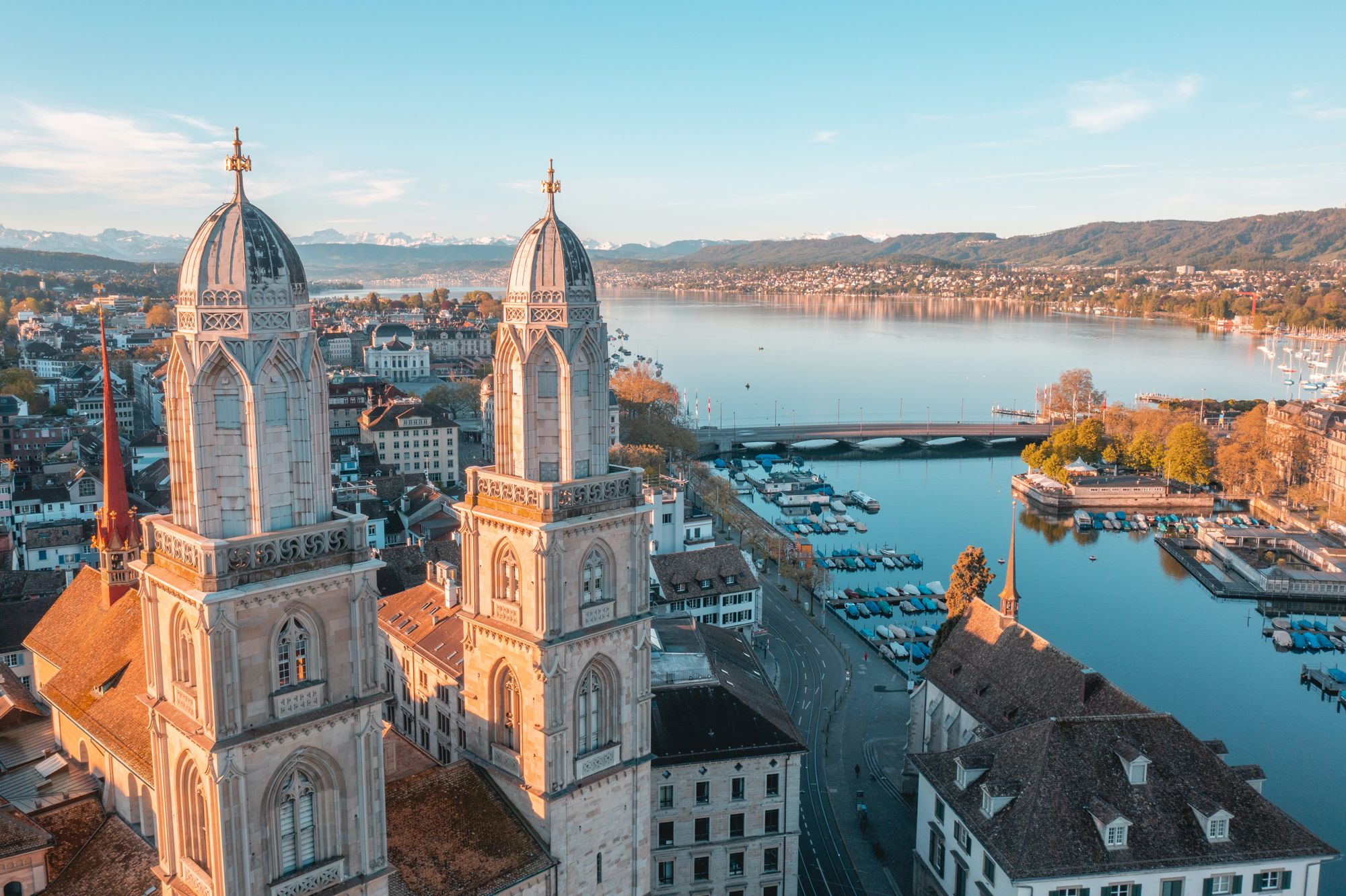 Zürich von oben mit Grossmünster und Zürichsee