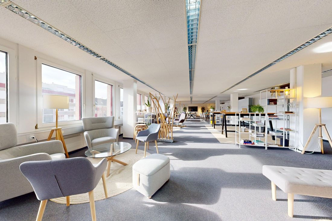Lichtdurchflutete Arbeitszone im Launchspace Zürich