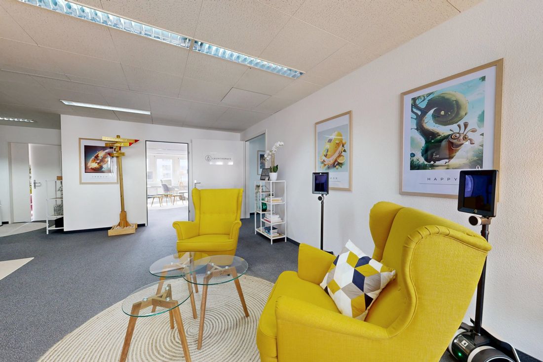 Lounge im Launchspace Zürich mit gelben Sesseln