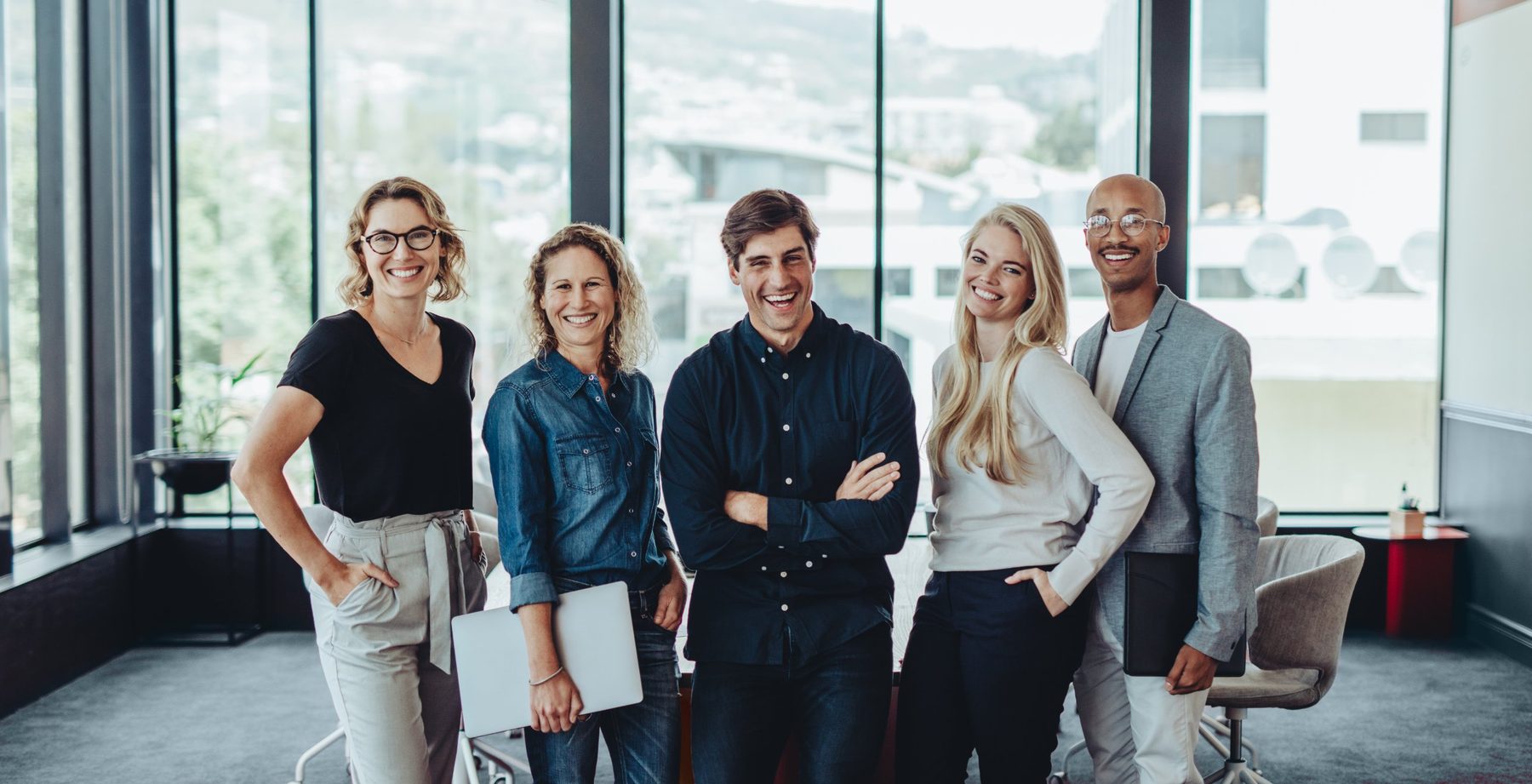 Lachendes Team im Büro