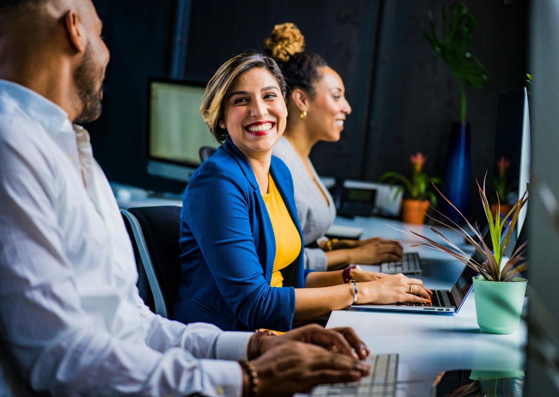 Lächelnde Professionals im Büro