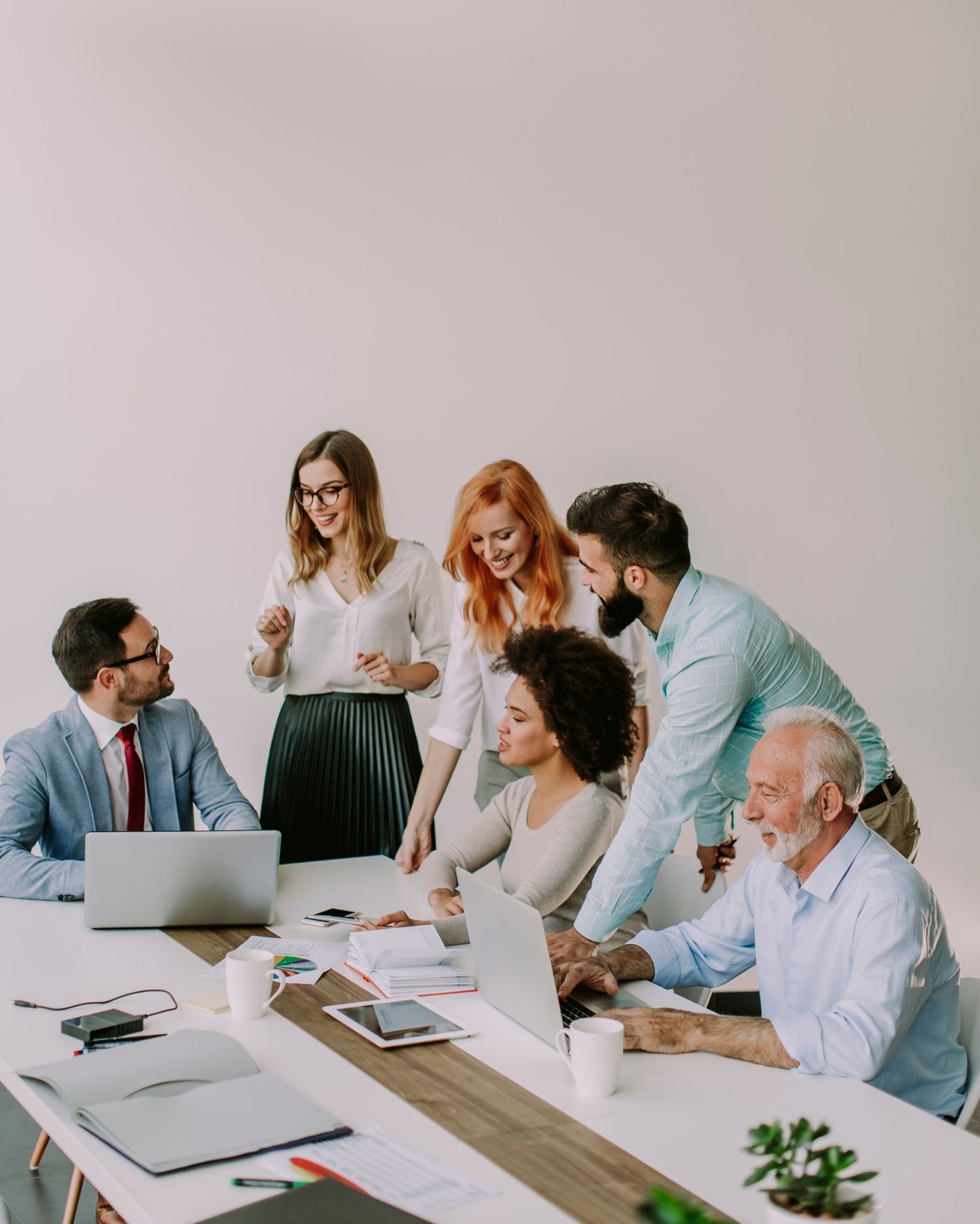 Gemischtes Team lacht gemeinsam in einem hellen Büro
