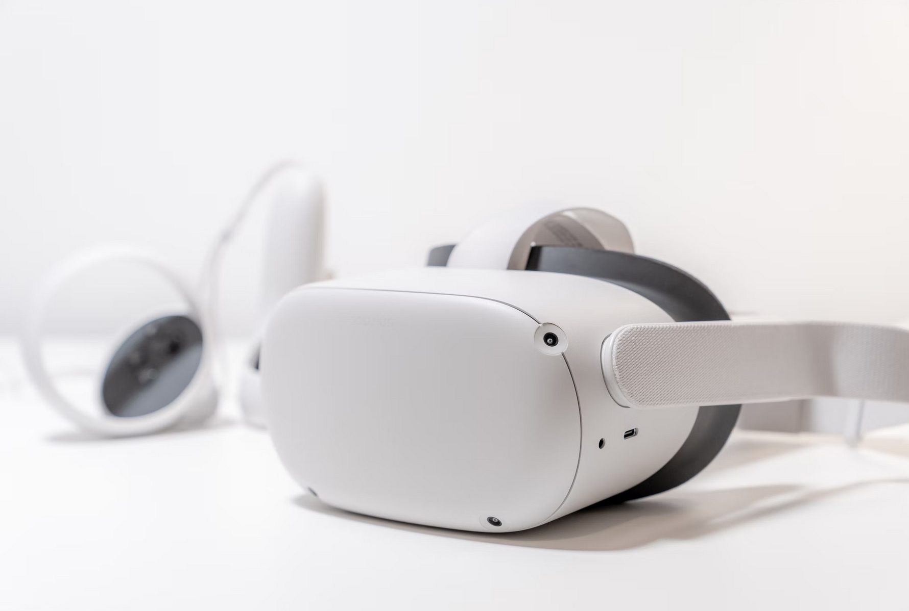 VR-Brille auf einem hellen Tisch