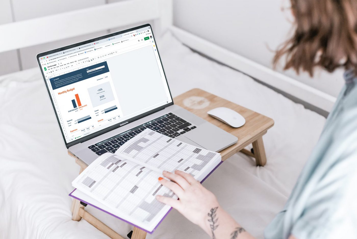 Professional arbeitet mit Laptop und Planer