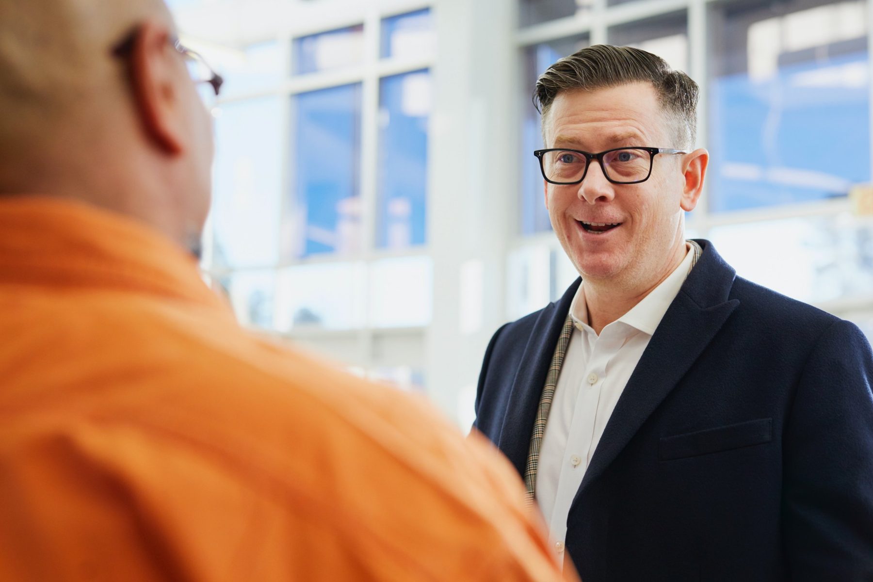 Führungsperson im angeregten Gespräch