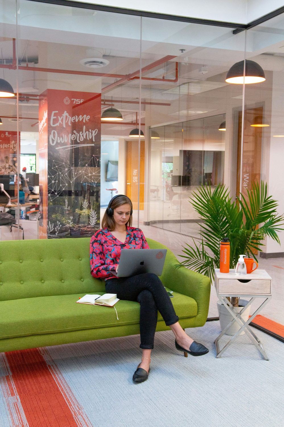 Professional arbeitet konzentriert in einer Lounge